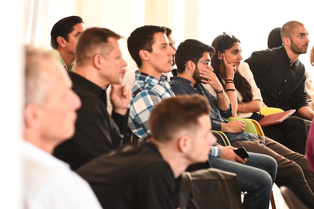 Students hear with attention about the Xlim laboratory and GORT project.